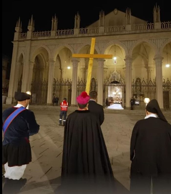 La celebrazione della Passione e la Via Crucis con il Vescovo nel segno di San Francesco