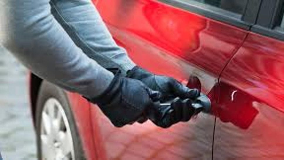 Rompono il vetro di un’auto e portano via una giacca di Prada e un computer