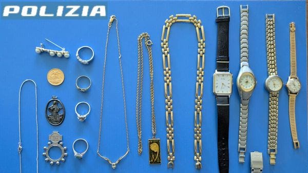 Truffano anziana e tentano di scappare: fermati dalla polizia