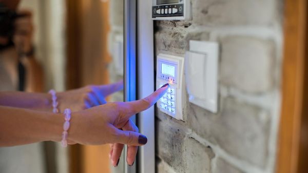 Suona l’allarme, ma è colpa del bagno che ha perso acqua e ha allagato l’ufficio