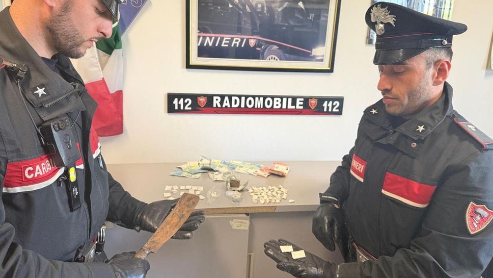 Trovato con un marsupio pieno di droga: arrestato dai carabinieri