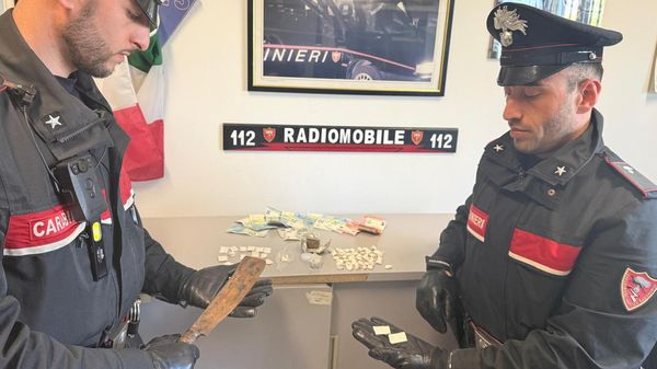 Trovato con un marsupio pieno di droga: arrestato dai carabinieri
