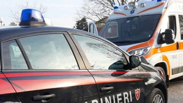 Finisce fuori strada con l’auto: trasportata in ospedale