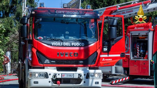 Incendio in una ditta, fiamme spente dai vigili del fuoco