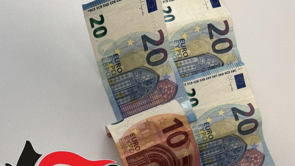 Passa della droga dall’auto a un ciclista: preso dai carabinieri