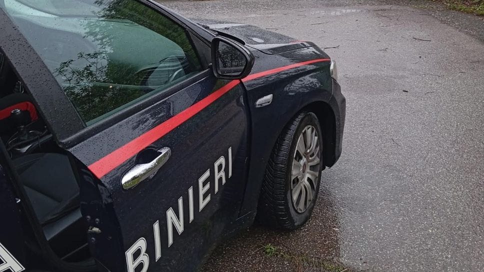 Due giovani avrebbero rubato un telefono a una 80enne