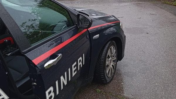 Due giovani avrebbero rubato un telefono a una 80enne