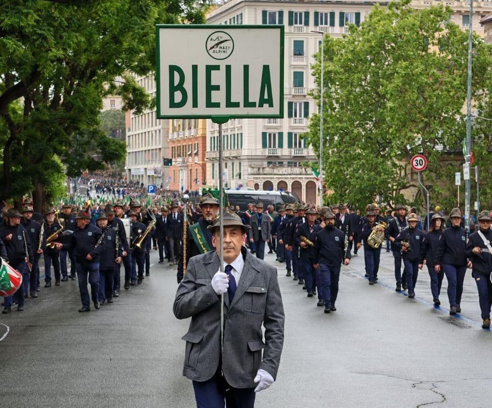Gli alpini biellesi hanno sfilato all’Adunata di Genova. Fotogallery