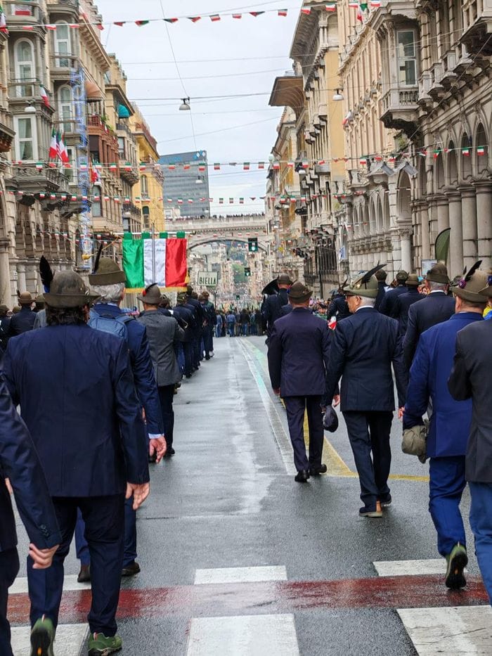 Gli alpini biellesi hanno sfilato all’Adunata di Genova. Fotogallery