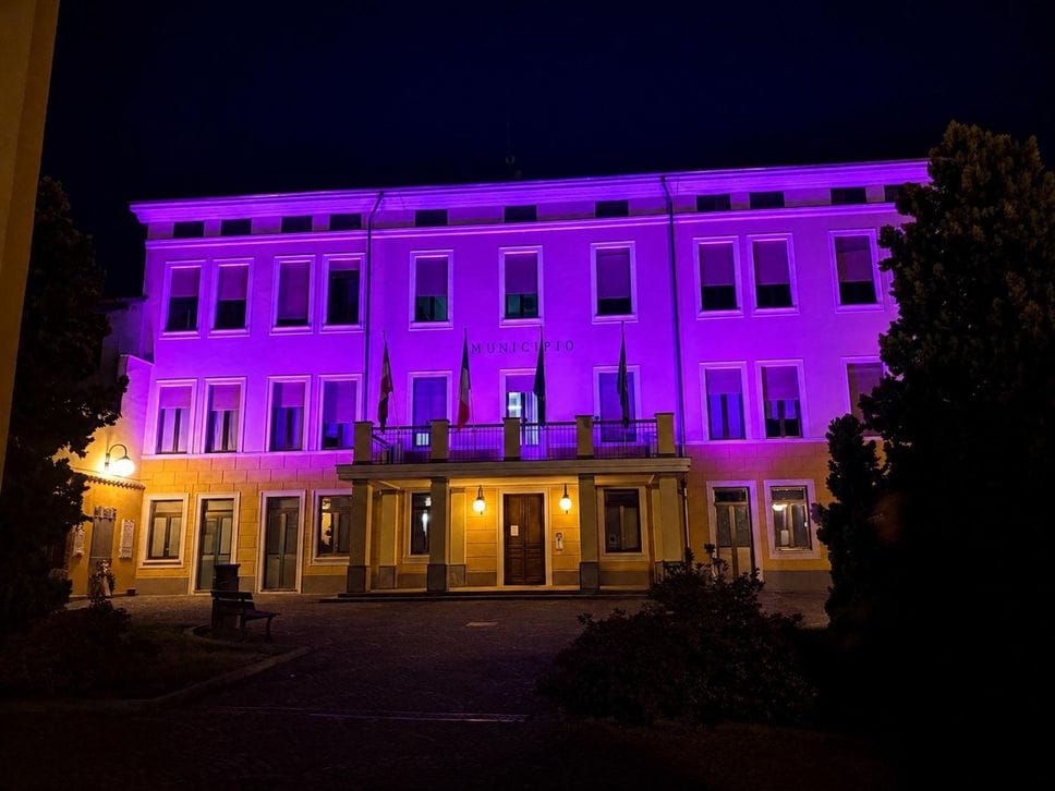 I municipi si accendono di viola per la Giornata della fibromialgia