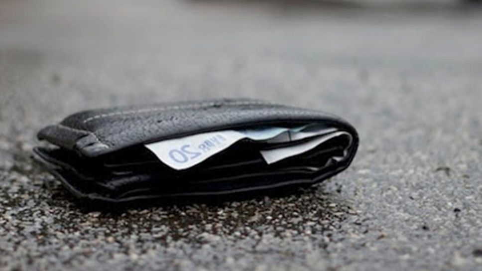 Perde il portafoglio in un distributore di benzina