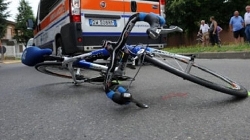 Auto contro bici: ciclista in ospedale, ma non è grave
