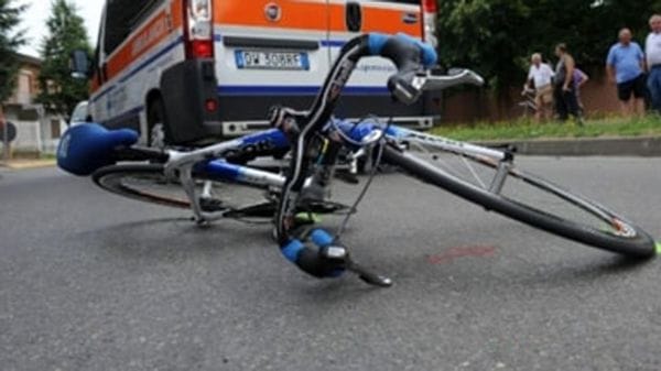 Auto contro bici: ciclista in ospedale, ma non è grave