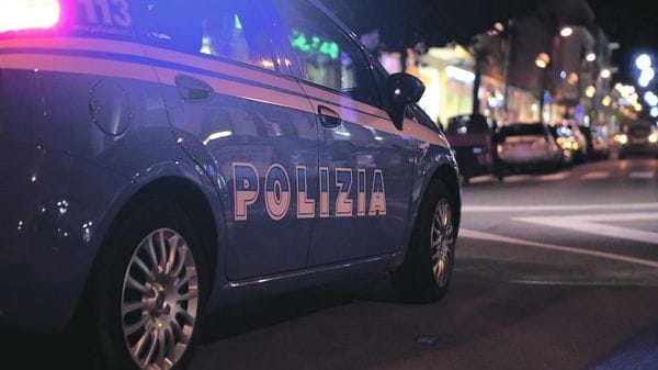 Aggredisce un pedone che attraversa la strada sferrandogli un pugno e scappa
