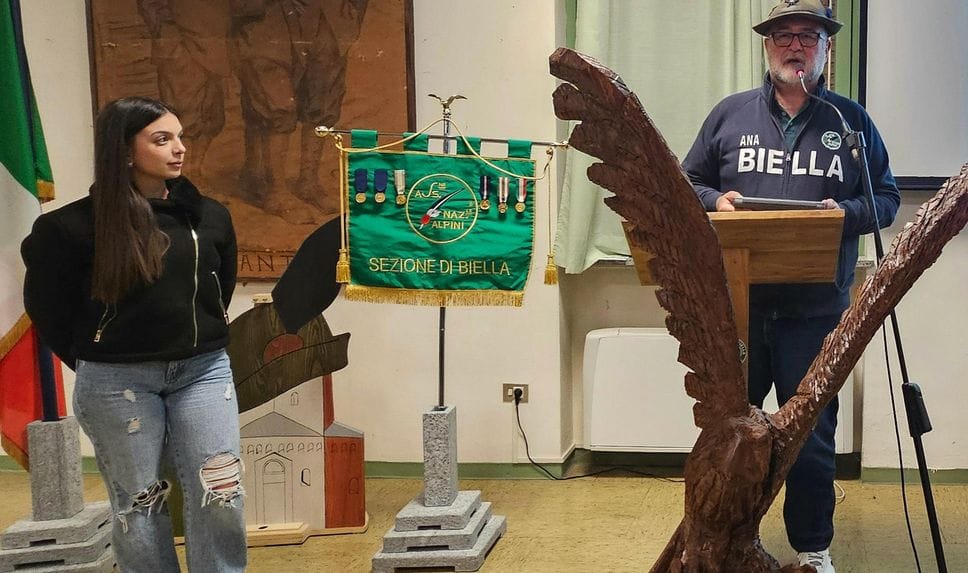 Il premio per la locandina a una studentessa del Bona