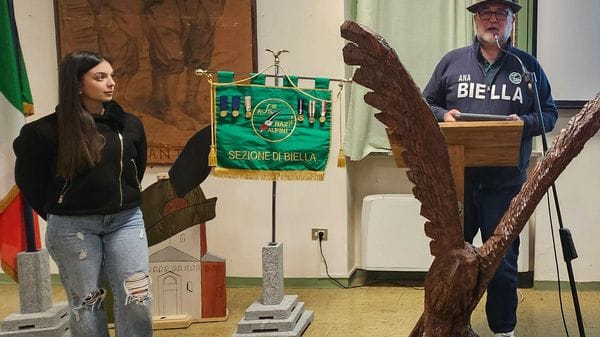 Il premio per la locandina a una studentessa del Bona