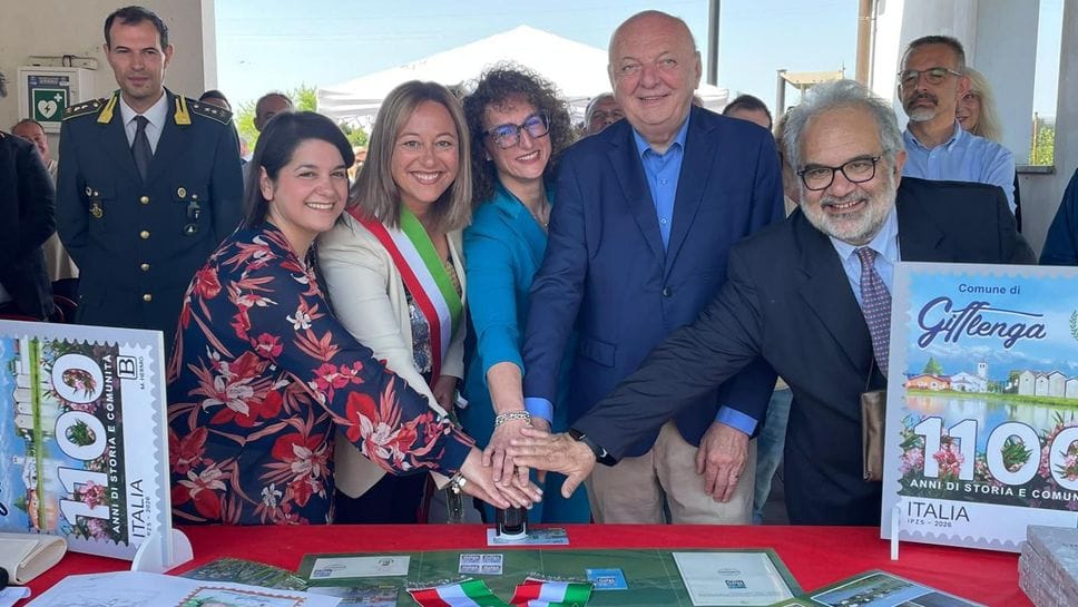 Il francobollo di Gifflenga che racconta 1100 anni di comunità