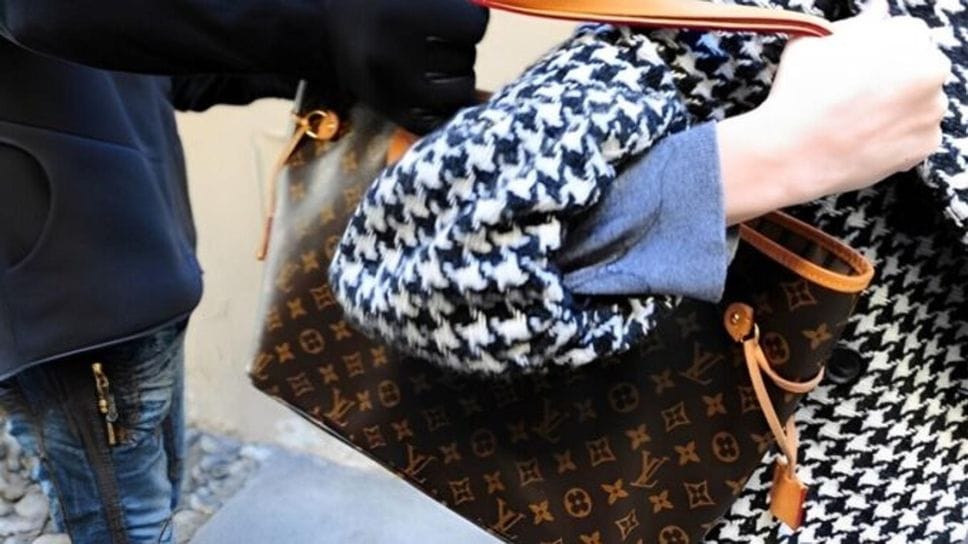 Le rubano la borsa vicino al cimitero di Pralungo