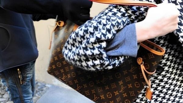 Le rubano la borsa vicino al cimitero di Pralungo