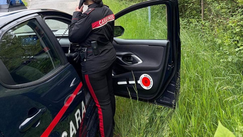Cocaina e coltello in auto: denunciato