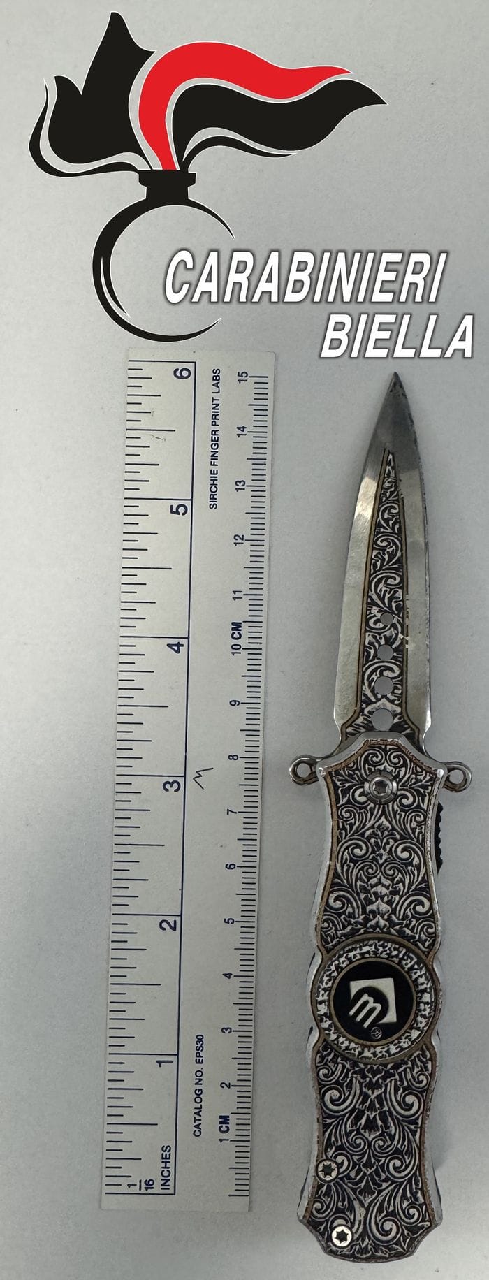 Cocaina e coltello in auto: denunciato