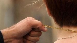 Strappa una collana  e un anello a un’anziana nel parcheggio di un supermercato