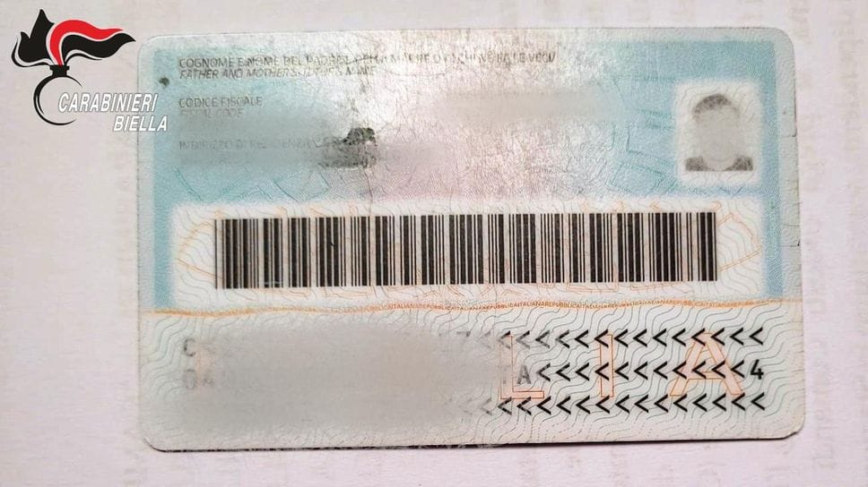 Documenti d’identità manomessi per estrarre i microchip: ventenne denunciato