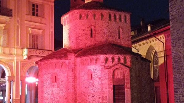 Monumenti in rosso per la Giornata contro la sclerosi multipla