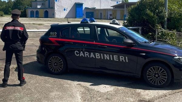 Insulta e aggredisce passanti e carabinieri