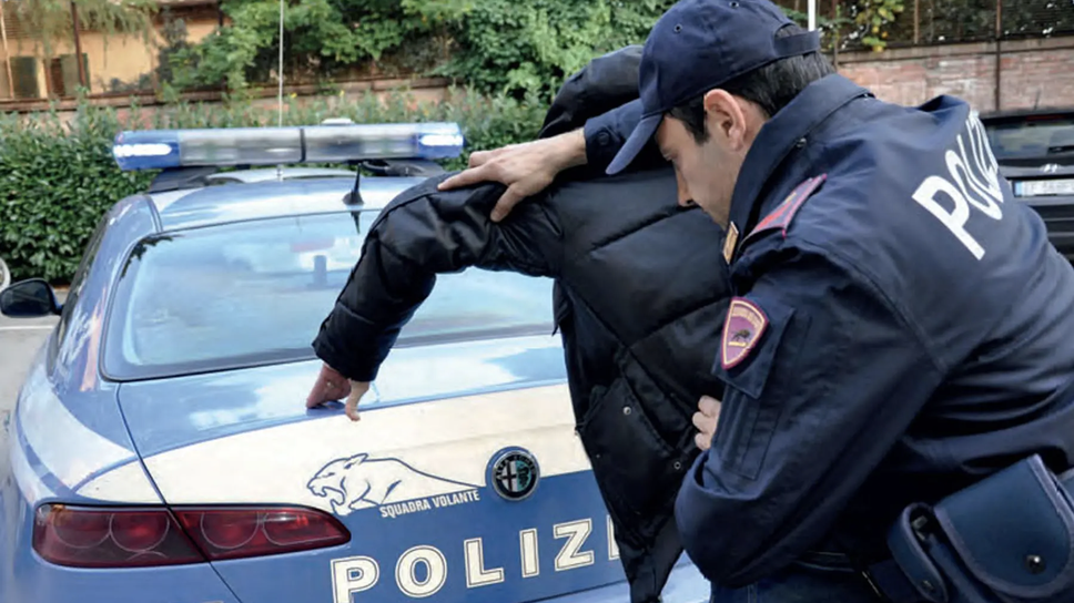 Maxi operazione della polizia: dieci denunce, cinque arresti, sequestrate droga e armi