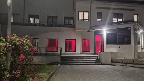 La caserma dei carabinieri illuminata di rosso per la sclerosi multipla