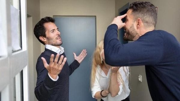 Lite tra due uomini, uno resta graffiato al braccio