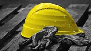 Cade da due metri in un cantiere, portato in ospedale