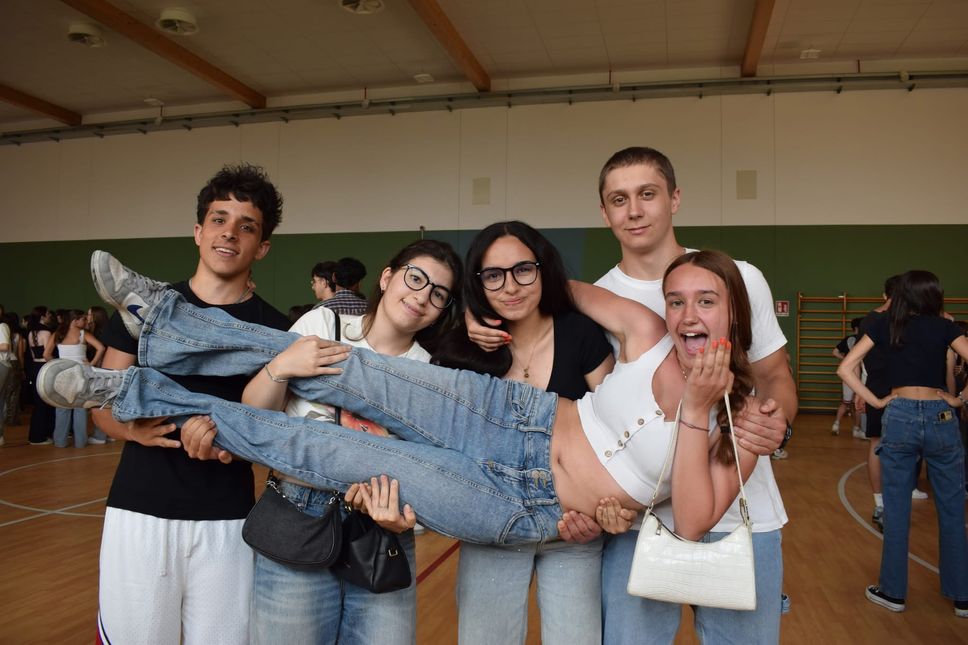 Tra gioia e nostalgia: emozioni dell’ultimo giorno di scuola 