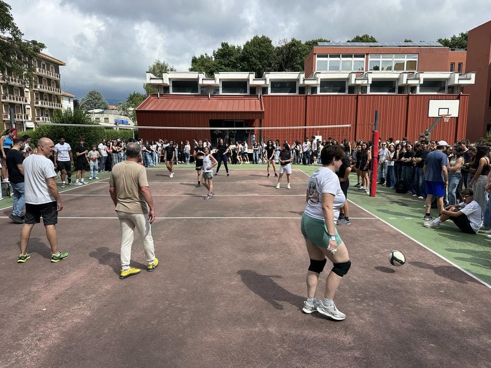 Tra gioia e nostalgia: emozioni dell’ultimo giorno di scuola 