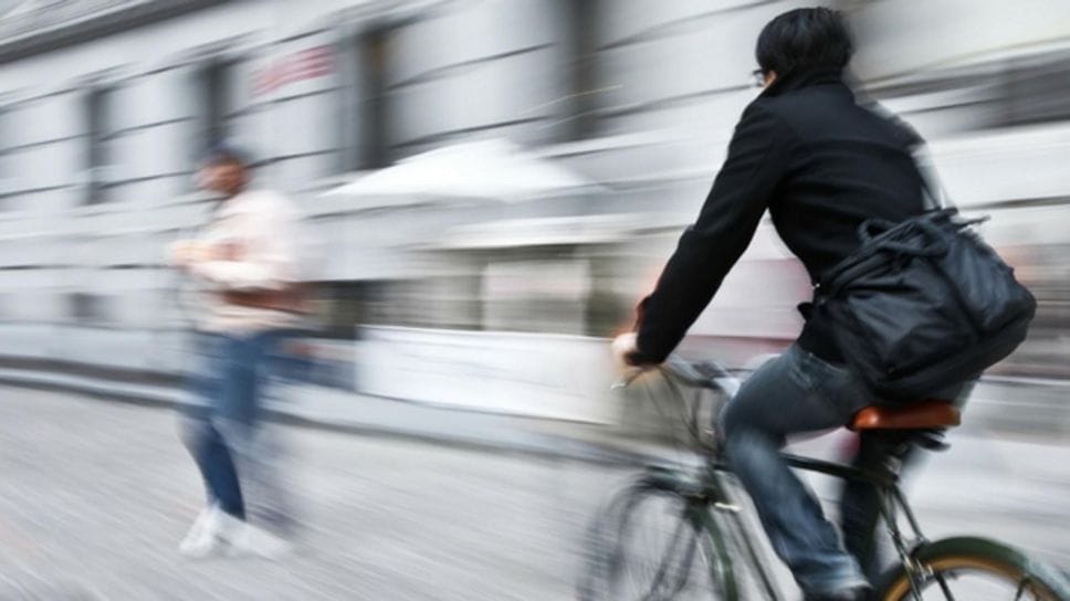 Ciclista investe una donna: trasportata al Pronto in codice giallo