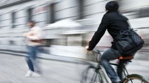 Ciclista investe una donna: trasportata al Pronto in codice giallo