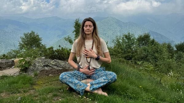 La pratica di yoga nel giardino del Fondo Tempia