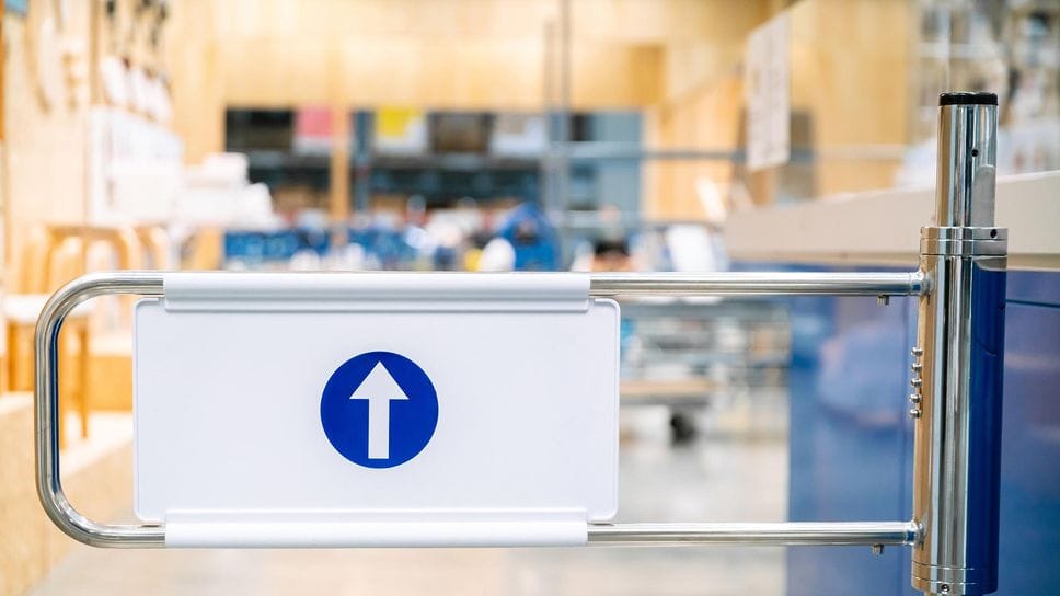 Cosmetici nascosti nel marsupio: direttrice denuncia una cliente