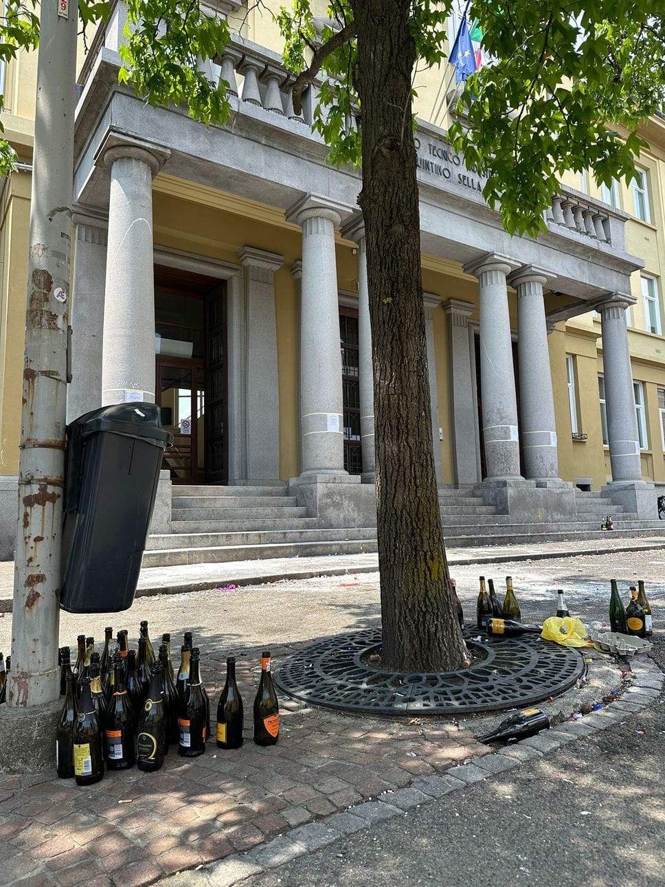 La festa dopo l’orale supera i limiti, decine di bottiglie davanti all’Itis