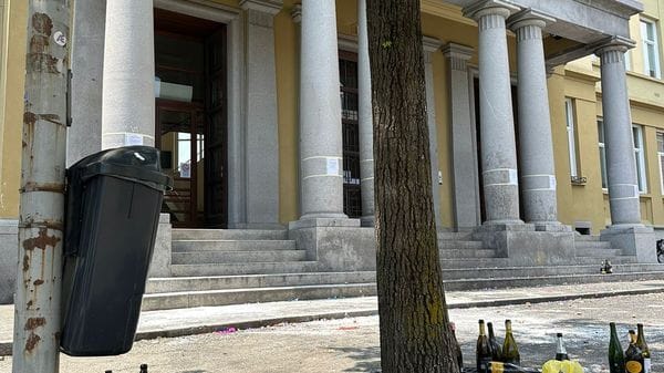 La festa dopo l’orale supera i limiti, decine di bottiglie davanti all’Itis