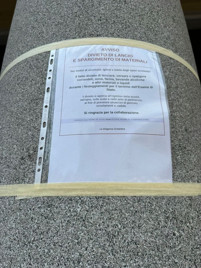 La festa dopo l’orale supera i limiti, decine di bottiglie davanti all’Itis