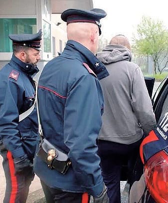 Tenta il furto di un’auto arrivando su una Panda rubata