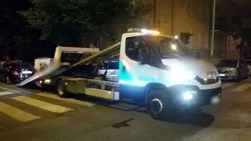 Gaglianico, auto parcheggiata davanti all’uscita di emergenza del supermercato: rimossa dal carro attrezzi