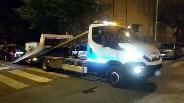 Gaglianico, auto parcheggiata davanti all’uscita di emergenza del supermercato: rimossa dal carro attrezzi