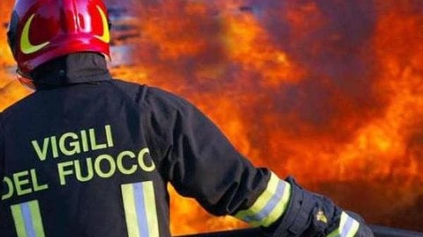 Appicca fuoco per bruciare sterpaglie e provoca un incendio di 3.500 metri quadrati