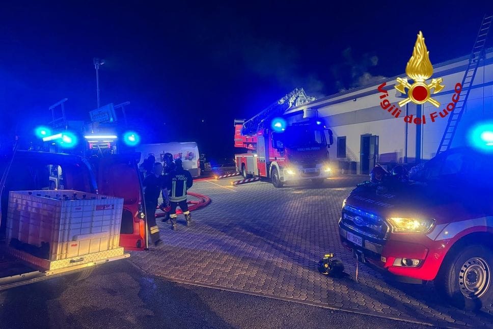 Incendio in un capannone a Roppolo, fiamme spente dai vigili del fuoco