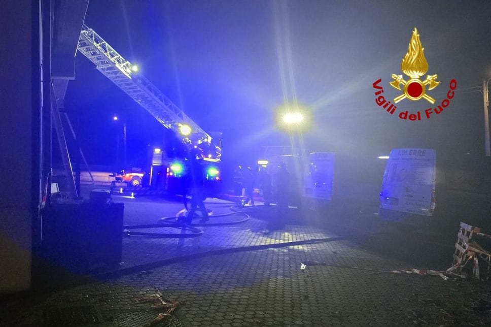 Incendio in un capannone a Roppolo, fiamme spente dai vigili del fuoco