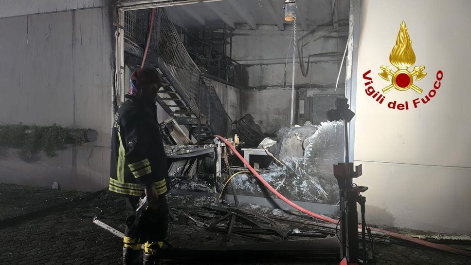 Incendio in un capannone a Roppolo, fiamme spente dai vigili del fuoco