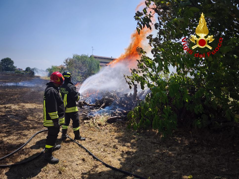 Vigili del fuoco di Biella e Cossato in prima linea per spegnere un incendio alle porte del Biellese